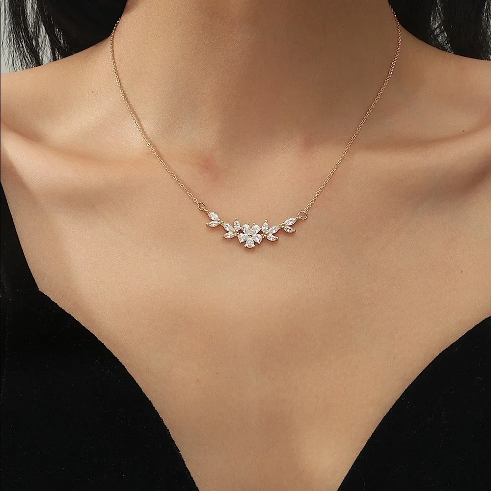Gorgeous Zircon Flower Necklace - Picture 1 of 4